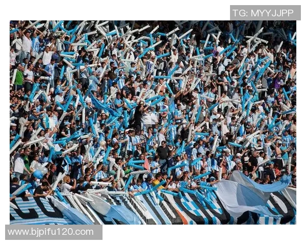 足球明星赛场失态引发看台观众强烈不满与抗议事件回顾